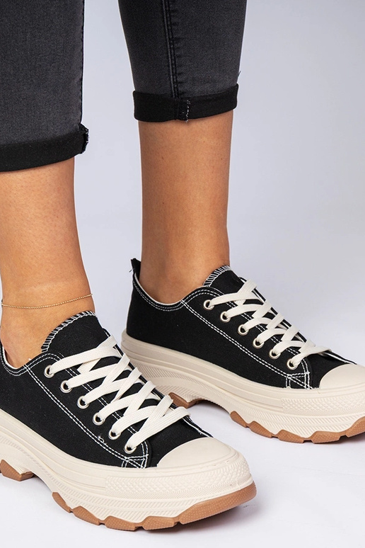 Schwarze Sneakers auf dicker Sohle...