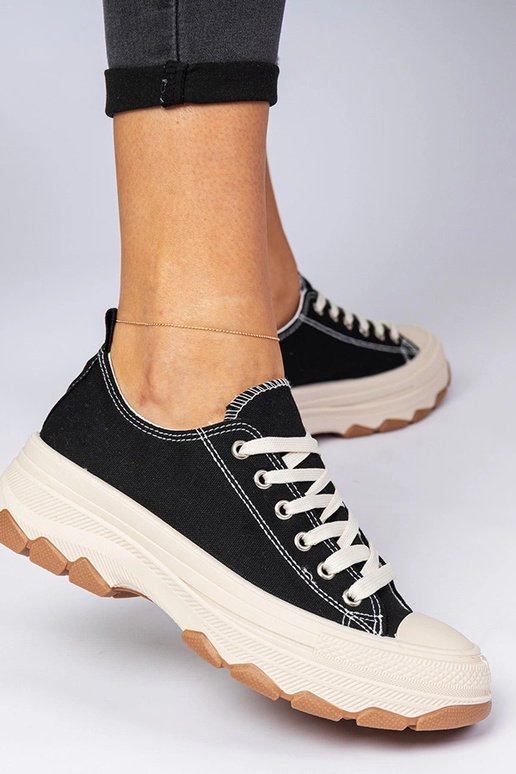 Schwarze Sneakers auf dicker Sohle...