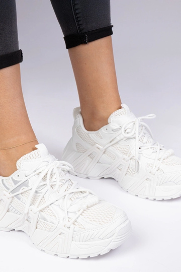 Weiße stylische Sneakers auf massiver Sohle Lukaro