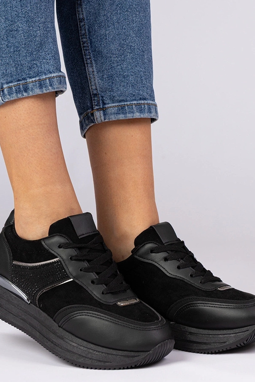 Schwarze Damen Sneakers auf einer... Schwarze Damen Sneakers auf einer...