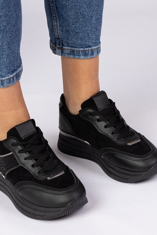 Schwarze Damen Sneakers auf einer... Schwarze Damen Sneakers auf einer...