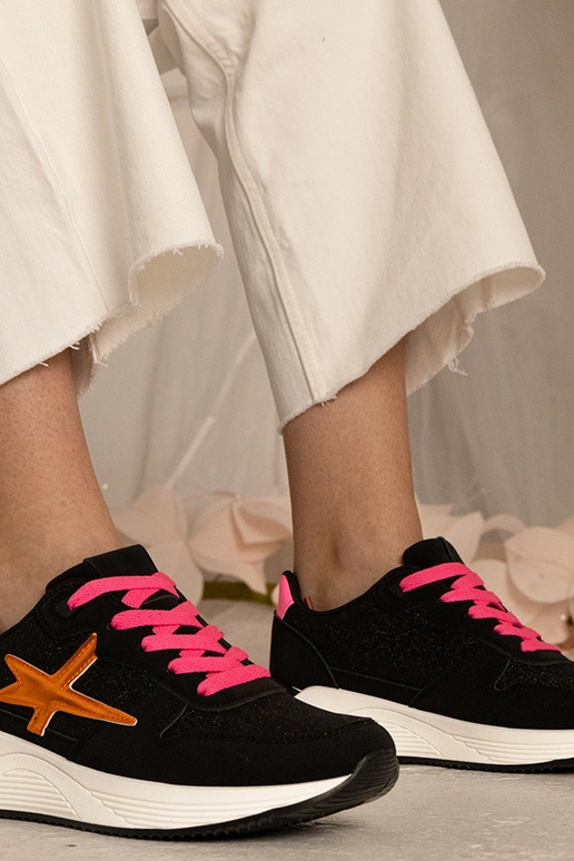 Schwarze sportliche Sneakers mit... Schwarze sportliche Sneakers mit...