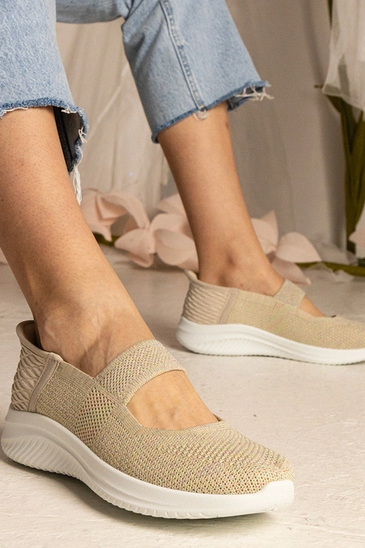 Beige Turnschuhe mit geprägter Sohle...