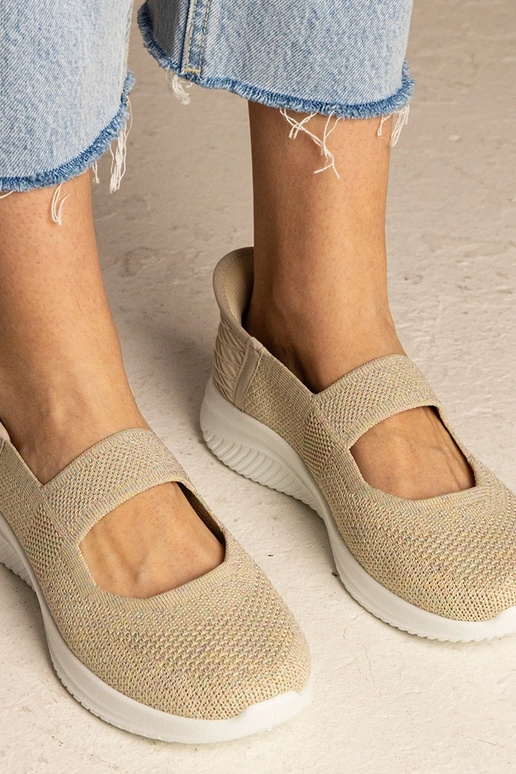 Beige Turnschuhe mit geprägter Sohle...