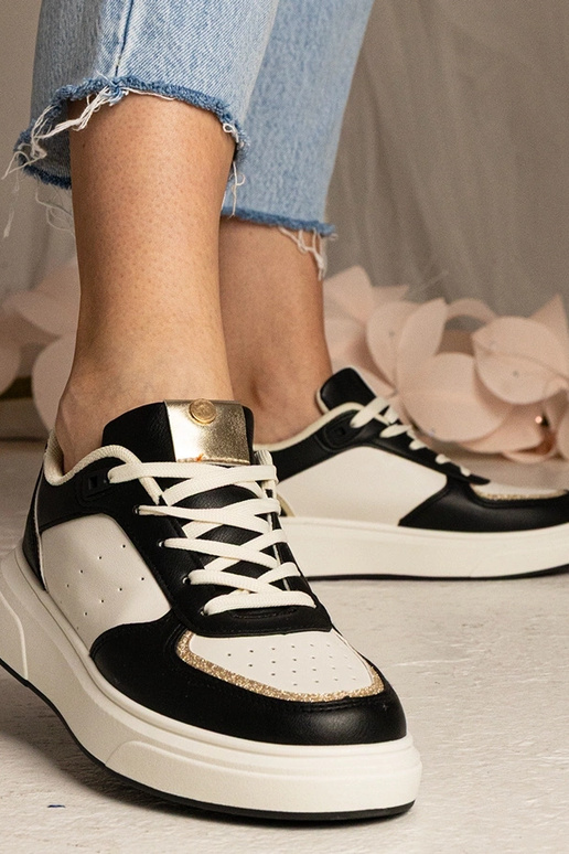 Schwarze Sneakers mit Glitzerdetails...