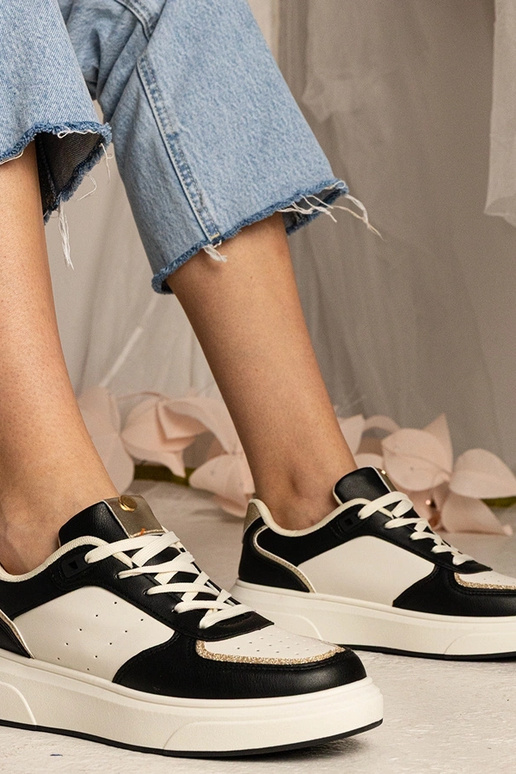 Schwarze Sneakers mit Glitzerdetails...