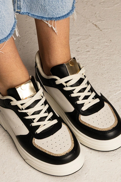 Schwarze Sneakers mit Glitzerdetails...