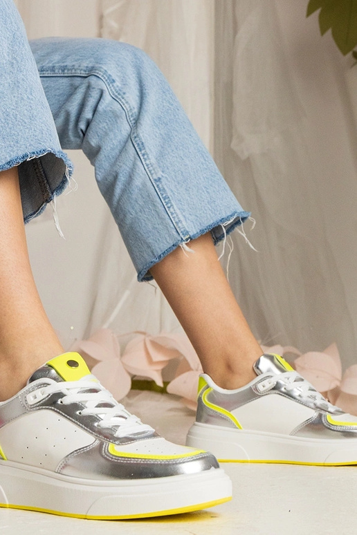 Silberne Sneakers mit neongelben...