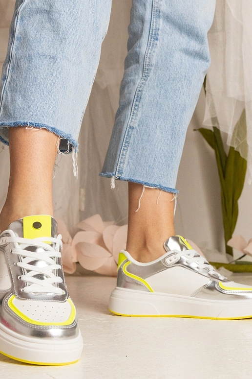 Silberne Sneakers mit neongelben...
