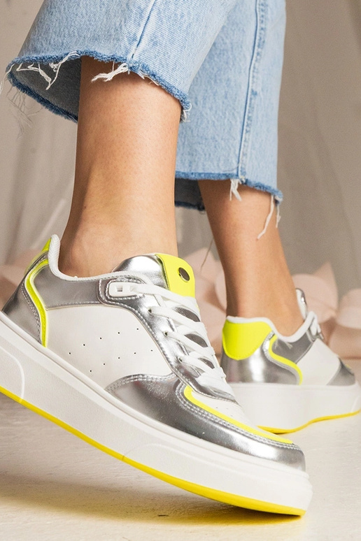 Silberne Sneakers mit neongelben...