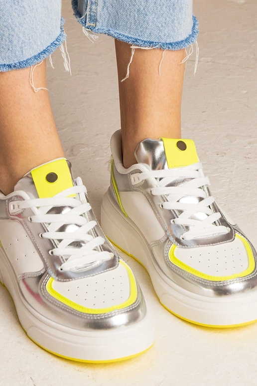Silberne Sneakers mit neongelben...