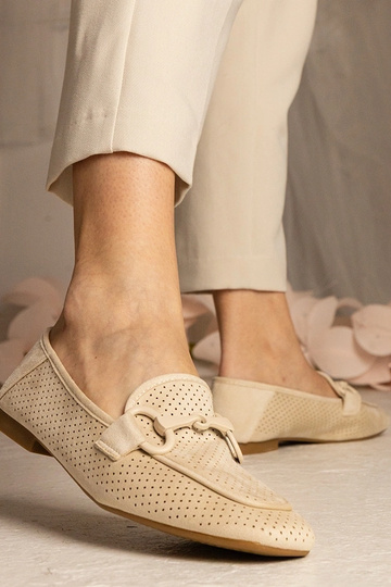Beige Damenmokassins mit Lochmuster und Verzierung Mensory