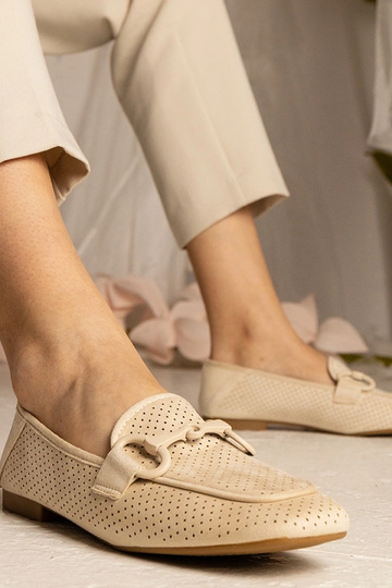 Beige Damenmokassins mit Lochmuster und Verzierung Mensory 2