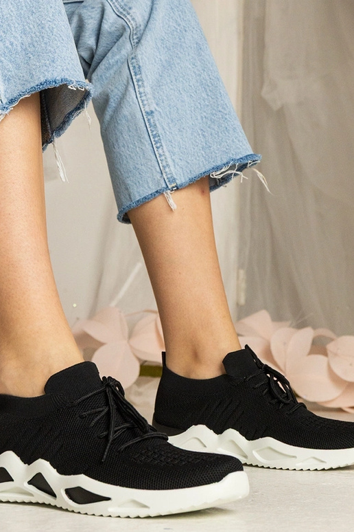 Schwarze Sneakers mit Sockenstiefel...