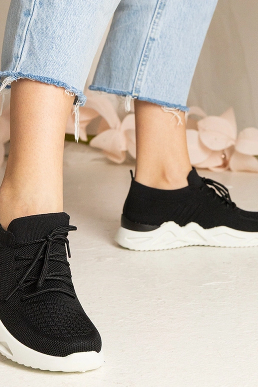 Schwarze Sneakers mit Sockenstiefel...