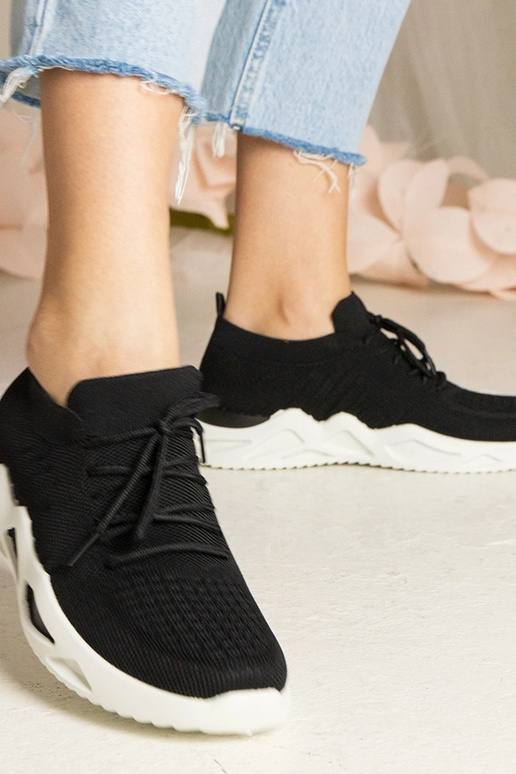 Schwarze Sneakers mit Sockenstiefel...