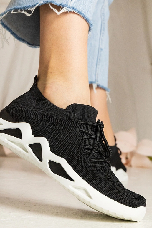 Schwarze Sneakers mit Sockenstiefel...