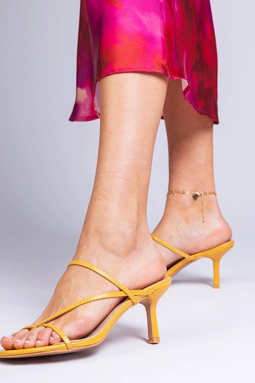 Gelbe elegante Damen-Schlappen auf...