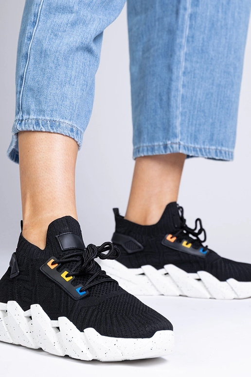 Schwarze Damen Sneakers auf dicker... Schwarze Damen Sneakers auf dicker...