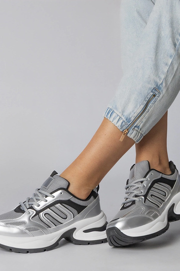 Silberne Sportschuhe auf massiver Sohle, „Aries"