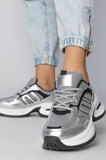 Silberne Sportschuhe auf... 2