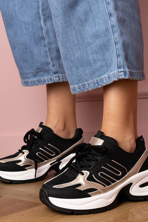 Schwarze Damen-Sneaker mit dicker... Schwarze Damen-Sneaker mit dicker...