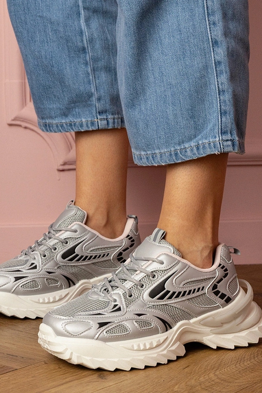 Silberne Damen-Sneaker auf stylischer... Silberne Damen-Sneaker auf stylischer...