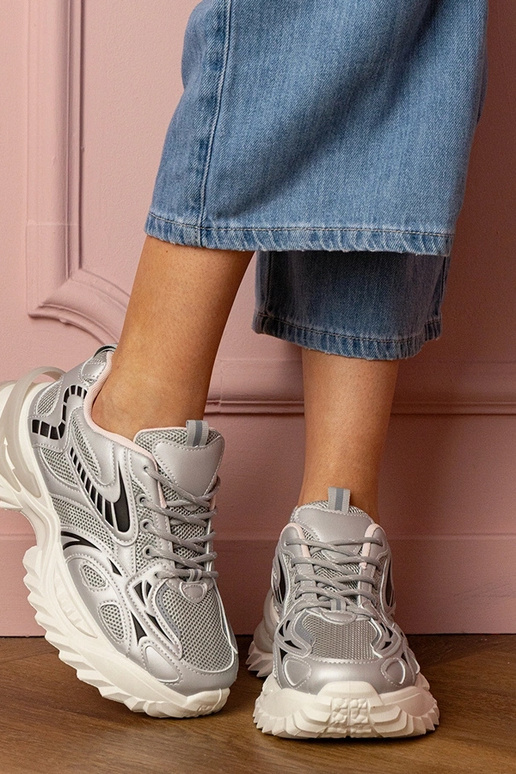 Silberne Damen-Sneaker auf stylischer... Silberne Damen-Sneaker auf stylischer...