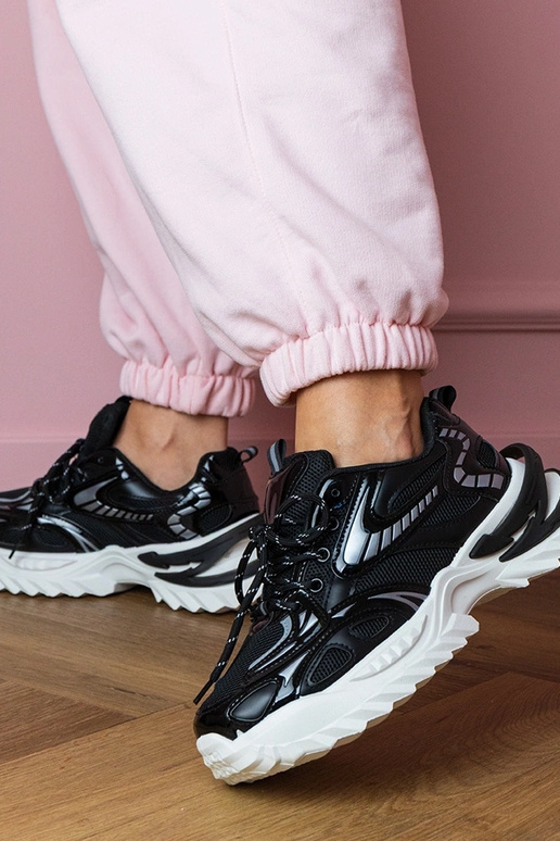 Schwarze Damen-Sneaker auf stylischer... Schwarze Damen-Sneaker auf stylischer...