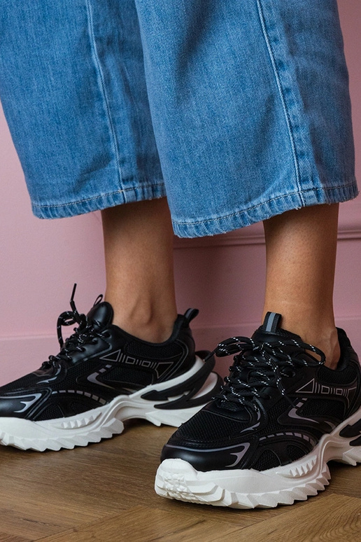 Schwarze Damen-Sneaker auf dicker...