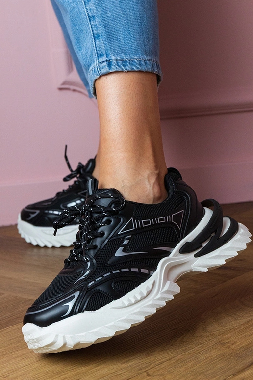 Schwarze Damen-Sneaker auf dicker...