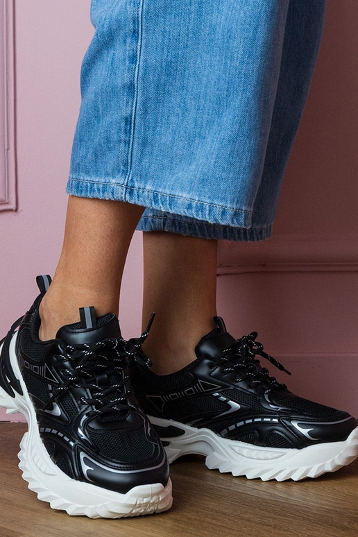 Schwarze Damen-Sneaker auf dicker...