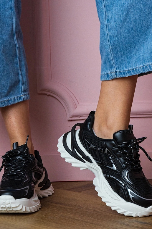 Schwarze Damen-Sneaker auf dicker...