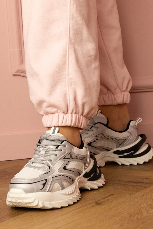 Silberne Damen-Sneaker auf dicker...