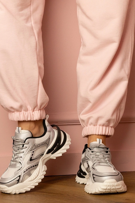 Silberne Damen-Sneaker auf dicker...