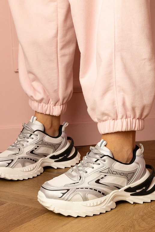 Silberne Damen-Sneaker auf dicker...