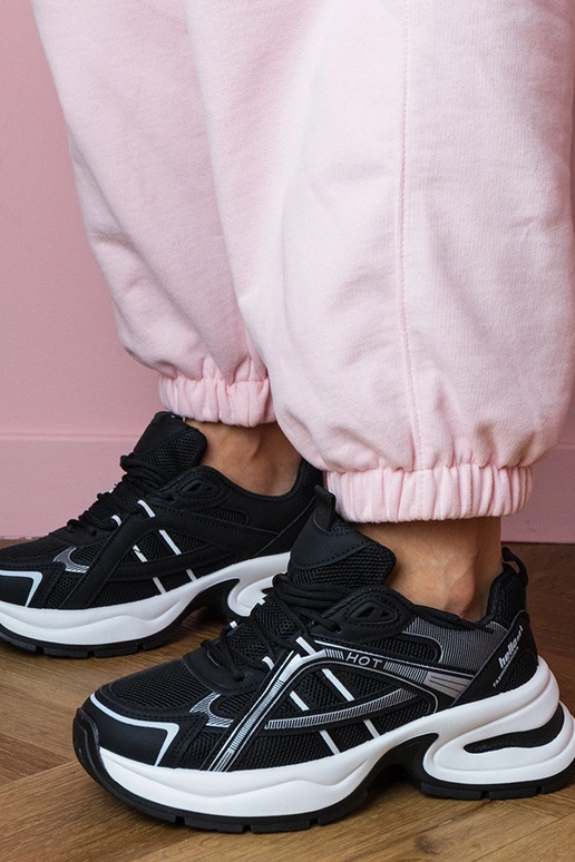 Schwarze Damen-Sneaker auf dicker...