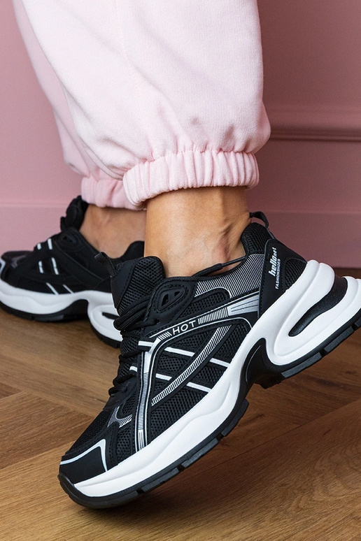 Schwarze Damen-Sneaker auf dicker...