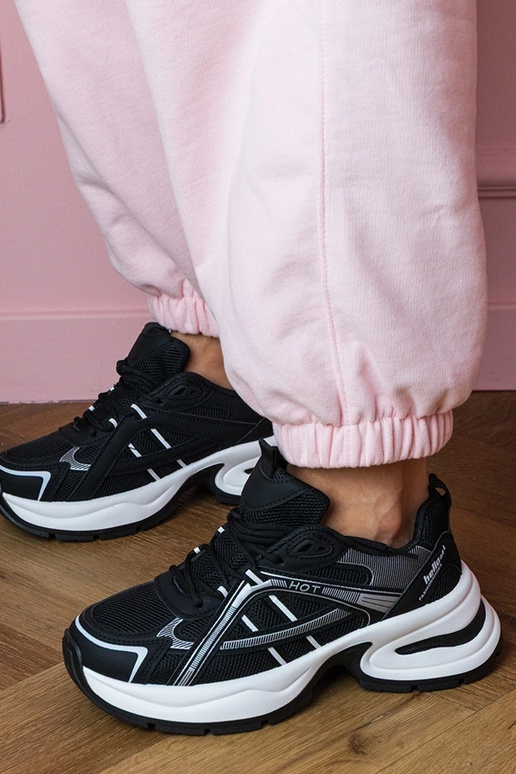 Schwarze Damen-Sneaker auf dicker...