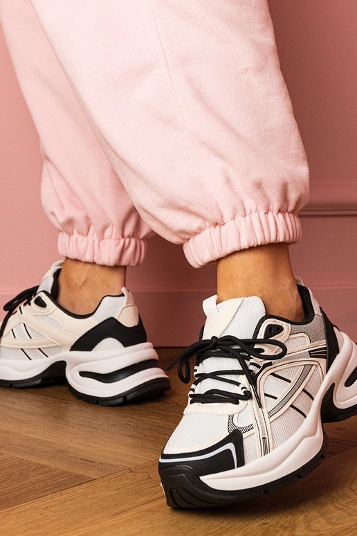 Schwarz-weiße Damen-Sneaker auf... Schwarz-weiße Damen-Sneaker auf...