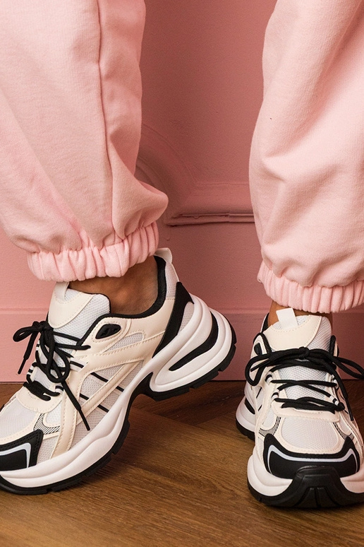 Schwarz-weiße Damen-Sneaker auf... Schwarz-weiße Damen-Sneaker auf...