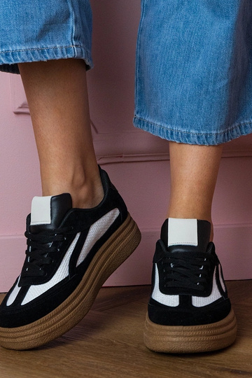 Schwarze Damen-Sneaker auf dicker Plattform Kamela