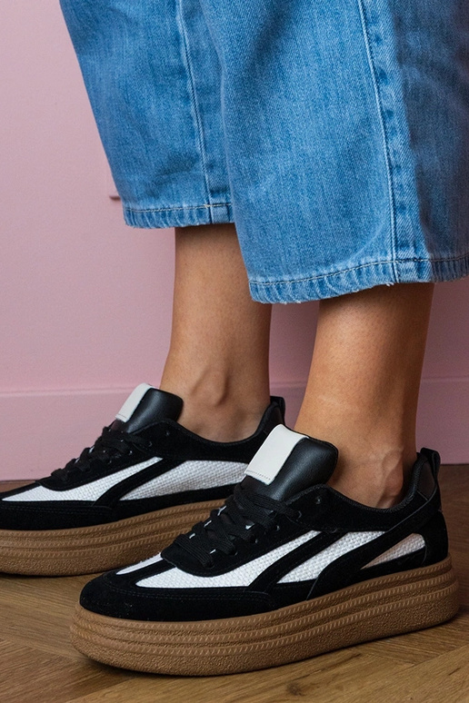 Schwarze Damen-Sneaker auf dicker... Schwarze Damen-Sneaker auf dicker...