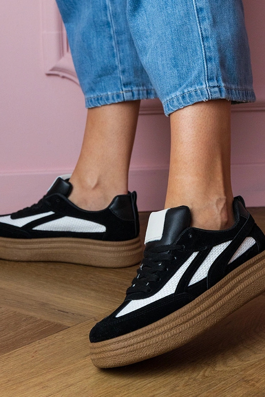 Schwarze Damen-Sneaker auf dicker... Schwarze Damen-Sneaker auf dicker...