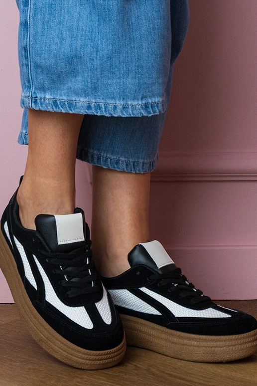 Schwarze Damen-Sneaker auf dicker... Schwarze Damen-Sneaker auf dicker...