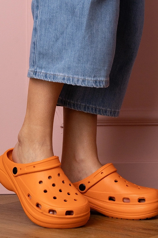 Orangefarbene Damen-Pantoletten auf...