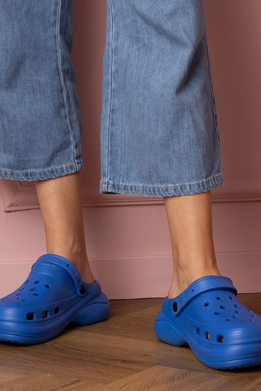 Blaue Damen-Pantoletten auf Plattform...