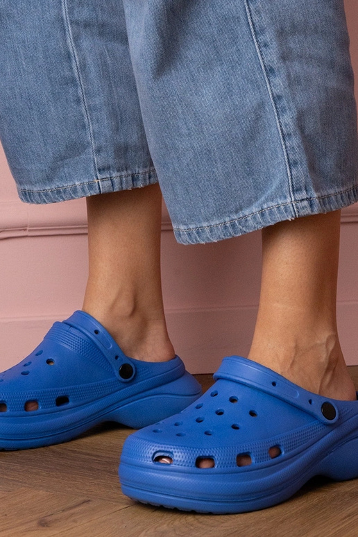 Blaue Damen-Pantoletten auf Plattform...