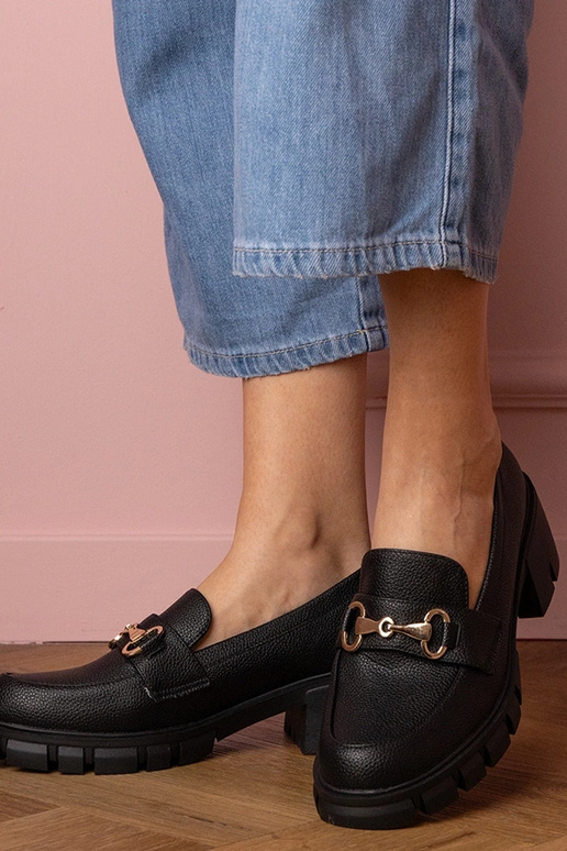 Schwarze Damen- Halbschuhe mit... Schwarze Damen- Halbschuhe mit...