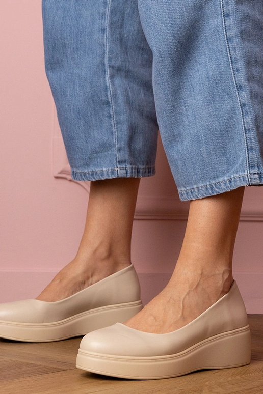 Sandfarbene Damen-Halbschuhe auf... Sandfarbene Damen-Halbschuhe auf...